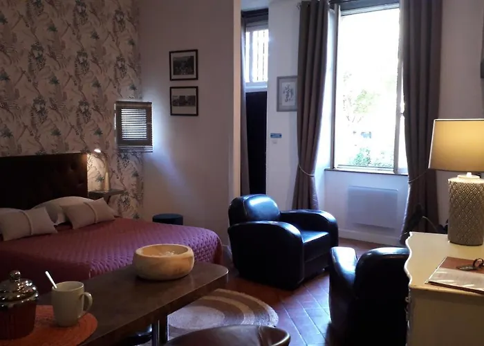 Logis Louisblanc, Muraille Romaine, Lit Queen-Size, Centre Ville